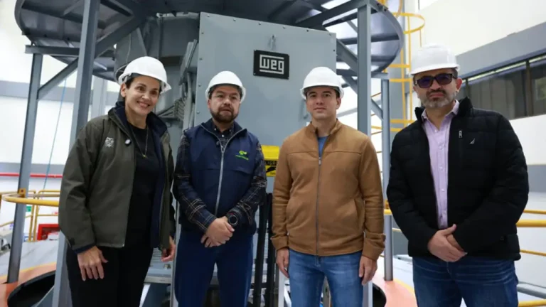 Noboa impulsa energía limpia y agua potable en Cuenca