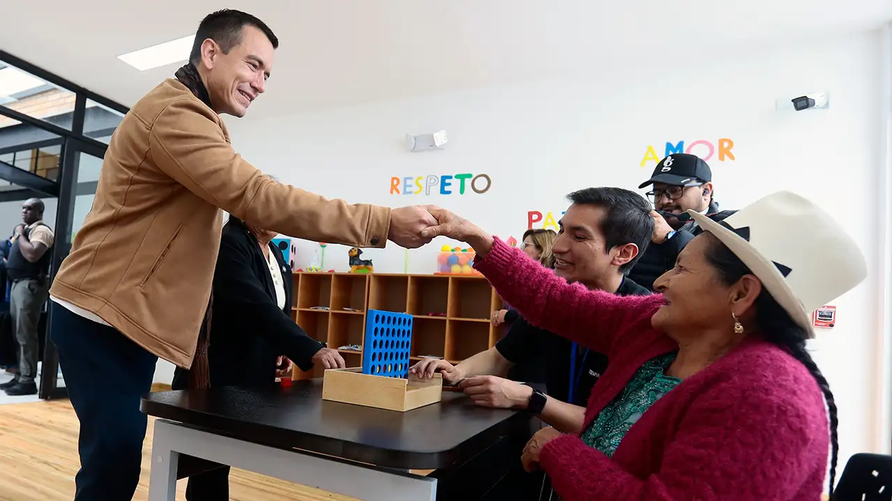 Noboa inaugura centro gerontológico en Paute Azuay