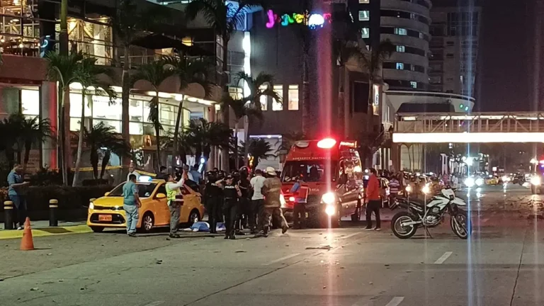 Explosión de coche bomba causa terror y caos en Guayaquil